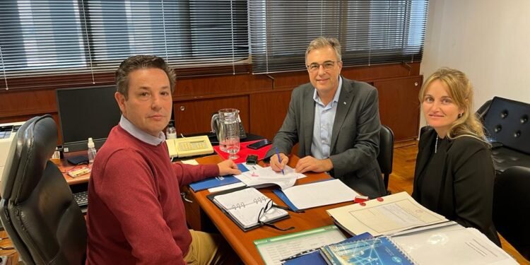 Firmaron convenio para modernizar la flota de vehículos municipales