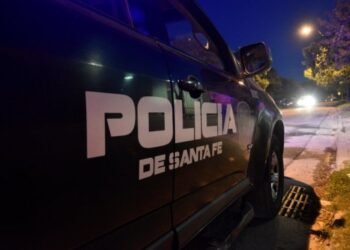 4 encapuchados, amenazas con arma de fuego y dos víctimas de robo