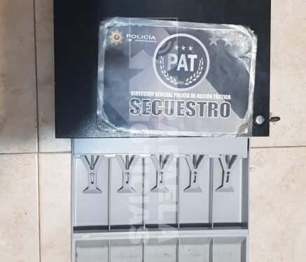 Ingresaron a robar un kiosco, huyeron y dejaron el botín en un contenedor de basura