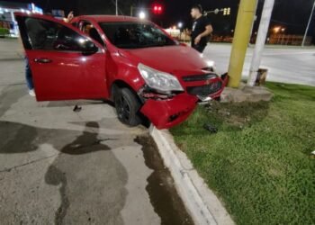 Chocó dos autos estacionados y se dio a la fuga: Mas tarde terminó contra una columna de Ruta 34