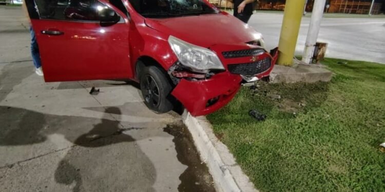 Chocó dos autos estacionados y se dio a la fuga: Mas tarde terminó contra una columna de Ruta 34