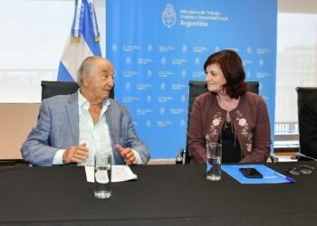 Suben los sueldos de los empleados de comercio y el básico llega a $220.000