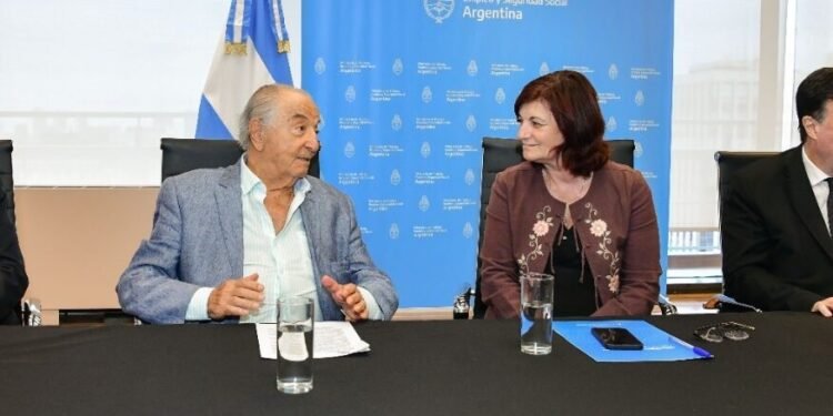 Suben los sueldos de los empleados de comercio y el básico llega a $220.000