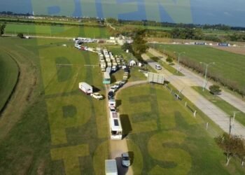 Una multitud ingresa al Autódromo para la fiesta del TC