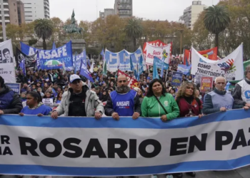 Miles de personas marcharon por una Rosario en paz