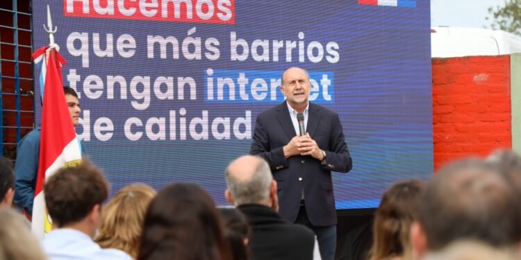Perotti presentó el servicio de wifi libre para establecimientos educativos