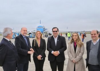 Perotti inauguró el nuevo vuelo de Aerolíneas Argentinas que unirá Buenos Aires, Rosario y Reconquista