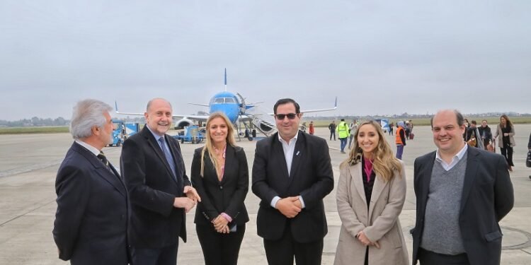 Perotti inauguró el nuevo vuelo de Aerolíneas Argentinas que unirá Buenos Aires, Rosario y Reconquista