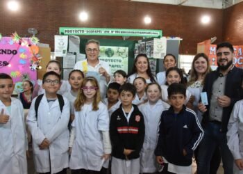 Luis Castellano visitó la “Feria de Ciencia y Tecnología” en la Escuela del barrio San José