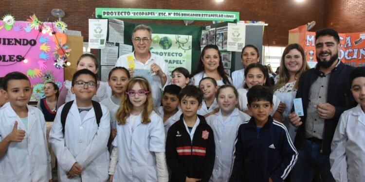 Luis Castellano visitó la “Feria de Ciencia y Tecnología” en la Escuela del barrio San José