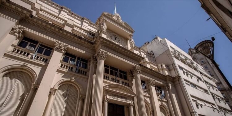 Mientras Rubinstein negocia en Washington El Banco Central aceleró la devaluación del dólar al 7,1% en diez ruedas