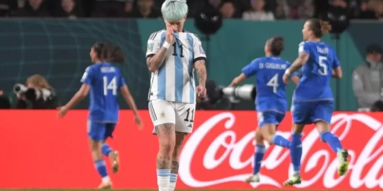Argentina no pudo con Italia y cayó por 1 a 0 en su debut mundialista