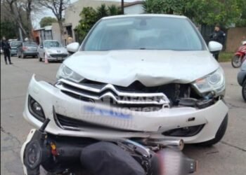 Tránsito en Rafaela: Un jovencito en moto, protagonizó un choque y le retuvieron el vehículo