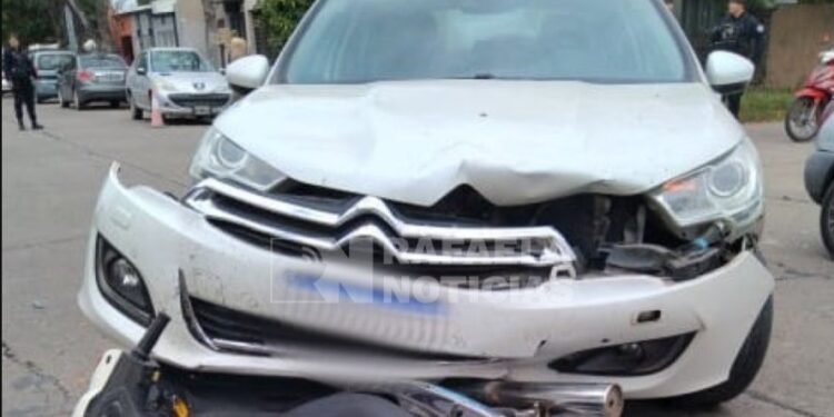 Tránsito en Rafaela: Un jovencito en moto, protagonizó un choque y le retuvieron el vehículo