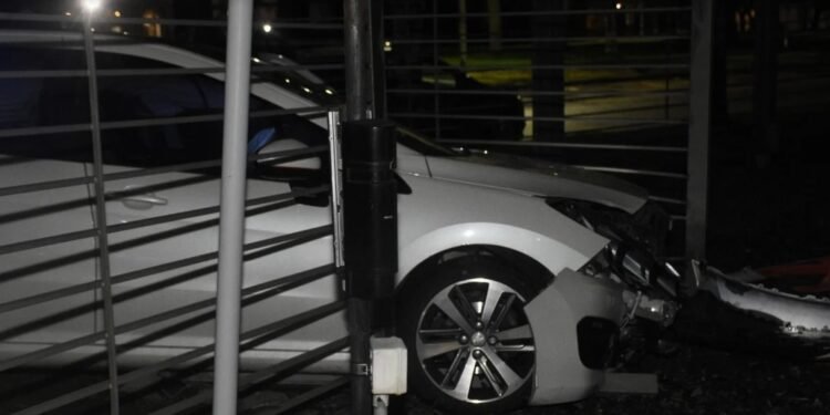 Ciudad de Santa Fe Video: perdió el control del vehículo y se incrustó en una reja