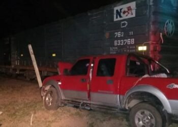 En Arrufó Impresionante choque entre un tren y una camioneta en la Ruta 39: una mujer herida