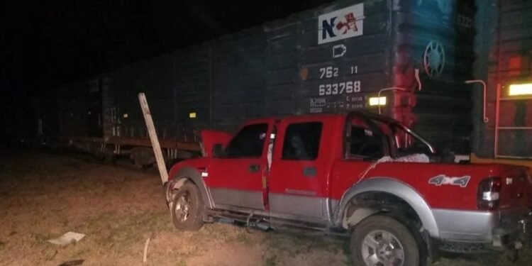 En Arrufó Impresionante choque entre un tren y una camioneta en la Ruta 39: una mujer herida
