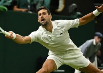 Tenis Inesperado: Djokovic vencía a Hurkacz y se suspendió por el límite de horario en Wimbledon