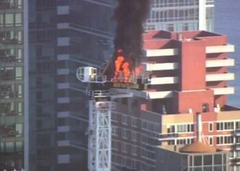 En Manhattan se incendió y desplomó parte de una grúa en Nueva York