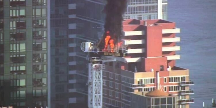 En Manhattan se incendió y desplomó parte de una grúa en Nueva York