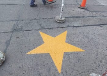 Se pintó una nueva estrella amarilla en las calles de la ciudad
