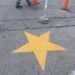 Se pintó una nueva estrella amarilla en las calles de la ciudad