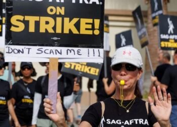 Técnicos de Broadway amenazan con una huelga que se sumaría a la de los actores y guionistas