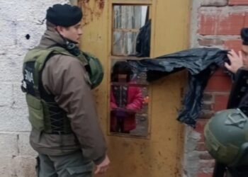 Llevaban dos días solos Gendarmes rescataron a una nena y su perro abandonados en Rosario