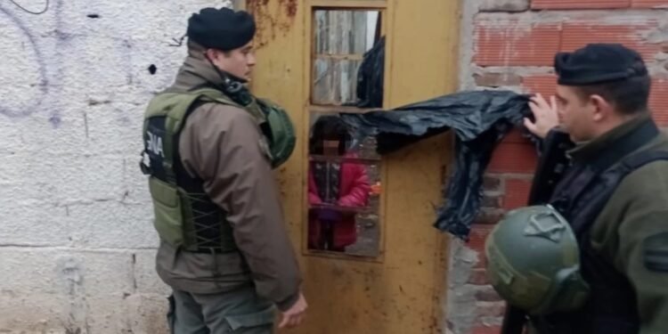 Llevaban dos días solos Gendarmes rescataron a una nena y su perro abandonados en Rosario