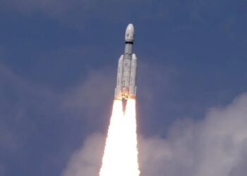 Al espacio India lanzó una nave no tripulada para aterrizar por primera vez en la luna