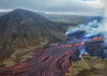 En alerta Impactantes imágenes: entró en erupción un volcán cerca de la capital de Islandia
