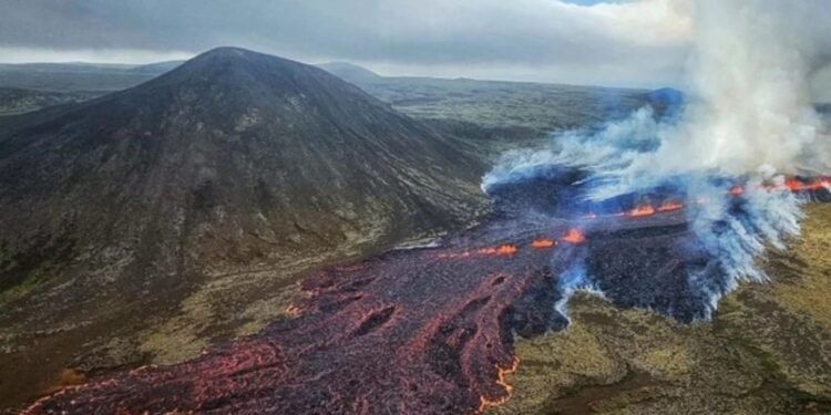 En alerta Impactantes imágenes: entró en erupción un volcán cerca de la capital de Islandia