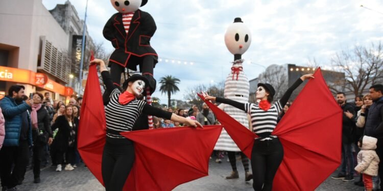 Se abrió el telón, se realizó el desfile y el acto inaugural del FTR23