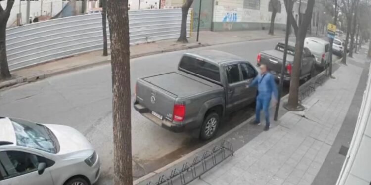 En Venado Tuerto Usaron un inhibidor para abrir y robaron pertenencias de una camioneta