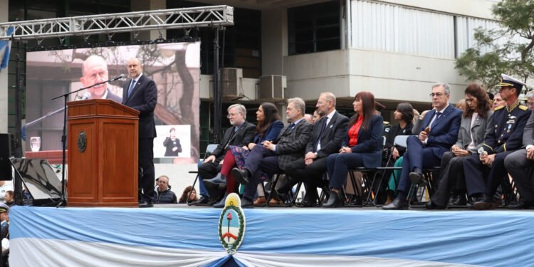 Perotti encabezó el acto por el 207º aniversario de la Independencia Argentina