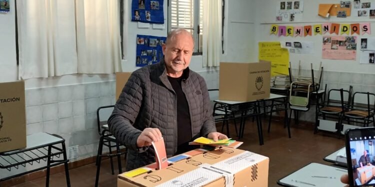 Votó Perotti y pidió que «la gente vote con tranquilidad»