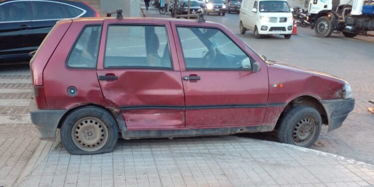 Bv. Santa Fe: choque y un auto sobre el cantero central