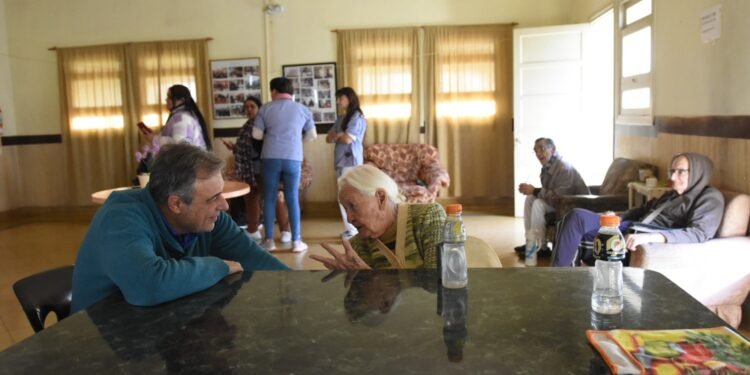En el Día del Abuelo, Castellano visitó el Hogar de Ancianos