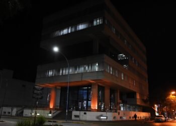 El edificio municipal se iluminó de anaranjado para concientizar sobre el TDAH
