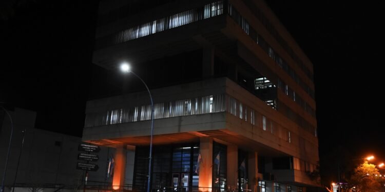 El edificio municipal se iluminó de anaranjado para concientizar sobre el TDAH
