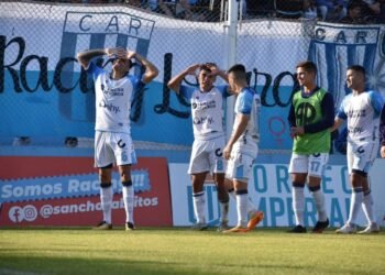 Atlético lo ganaba, se lo dieron vuelta y terminó empatando en Córdoba