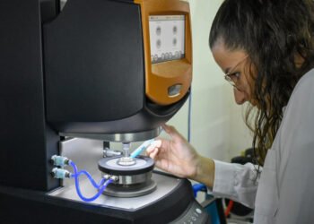 Adjudicaron becas a mujeres estudiantes de ingeniería para que puedan finalizar sus carreras de grado