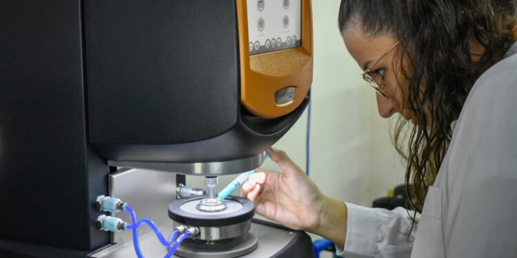 Adjudicaron becas a mujeres estudiantes de ingeniería para que puedan finalizar sus carreras de grado