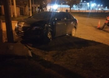 Fuerte choque en un cruce de calle de doble mano
