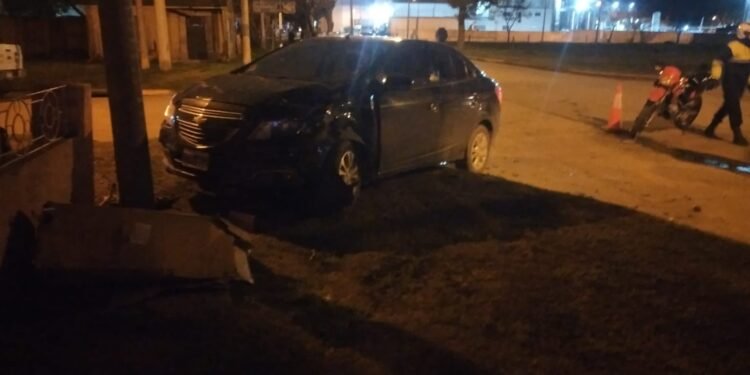 Fuerte choque en un cruce de calle de doble mano