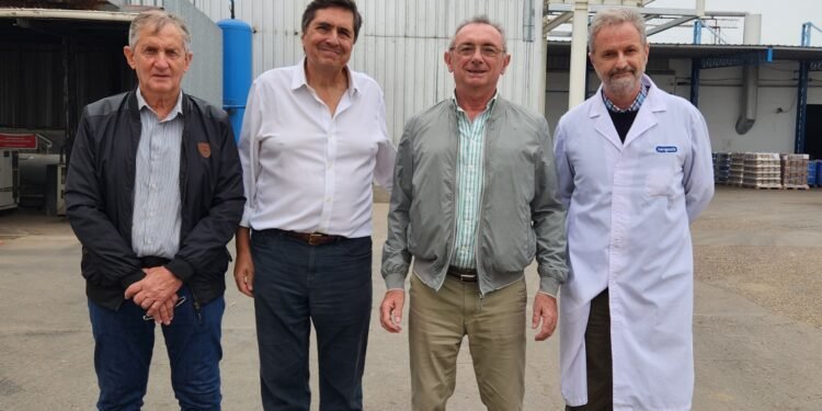 Costamagna recorrió las instalaciones del Establecimiento San Ignacio SA
