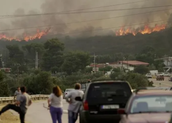 Evacúan a turistas de la isla de Rodas por feroces incendios