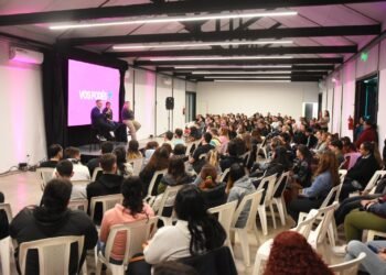 Luis Castellano presentó nuevos cursos de formación laboral