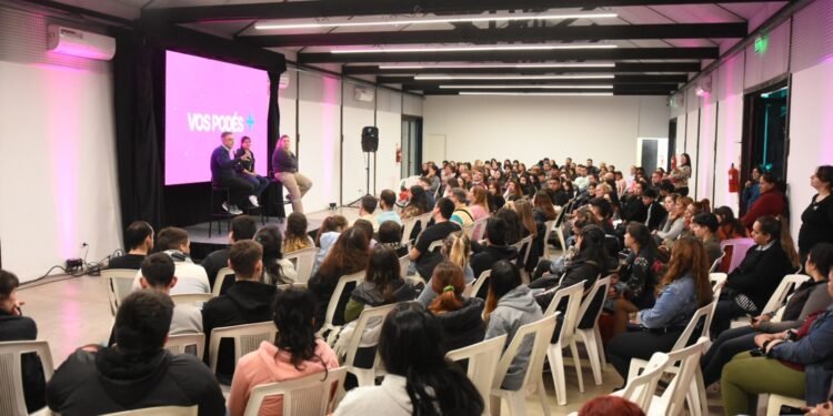 Luis Castellano presentó nuevos cursos de formación laboral