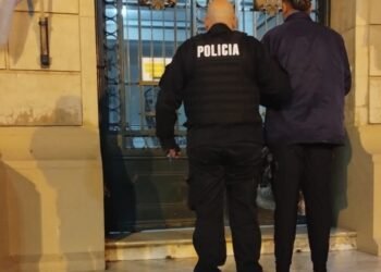 Una jubilada herida luego de que un joven la atacara con un pedazo de hormigón